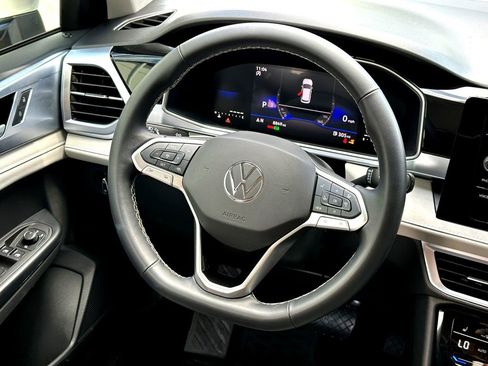 Certified 2025 Volkswagen Taos SE FWD image 28