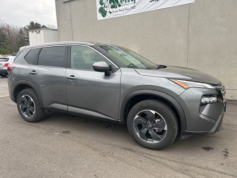 Used 2025 Nissan Rogue SV AWD/4WD image 3