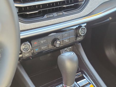 Used 2025 Jeep Compass Latitude image 15