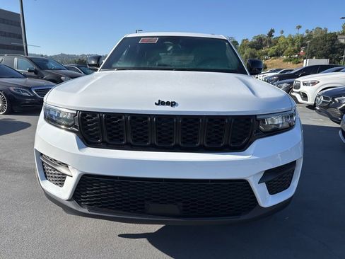 Used 2024 Jeep Grand Cherokee Altitude RWD image 2