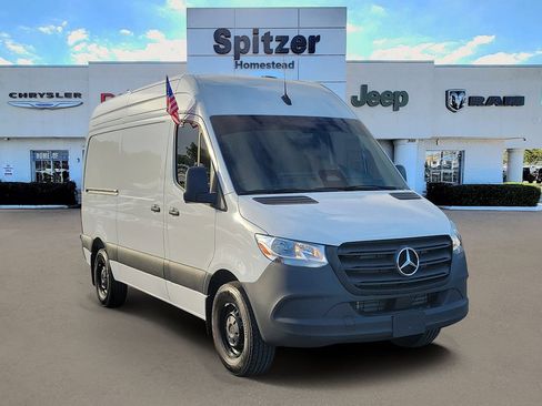 Used 2025 Mercedes-Benz Sprinter 2500 image 3