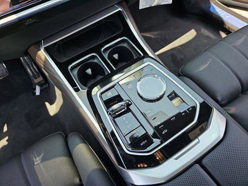 New 2025 BMW 750e xDrive w/ Premium Package image 25