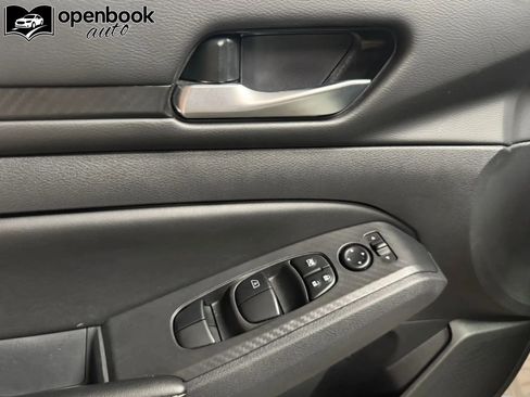 Used 2025 Nissan Altima 2.5 SV FWD image 10