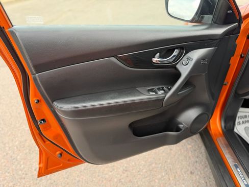 Used 2018 Nissan Rogue SL w/ Premium Package AWD/4WD image 9