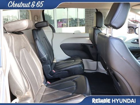 Used 2023 Chrysler Pacifica Touring-L AWD/4WD image 11