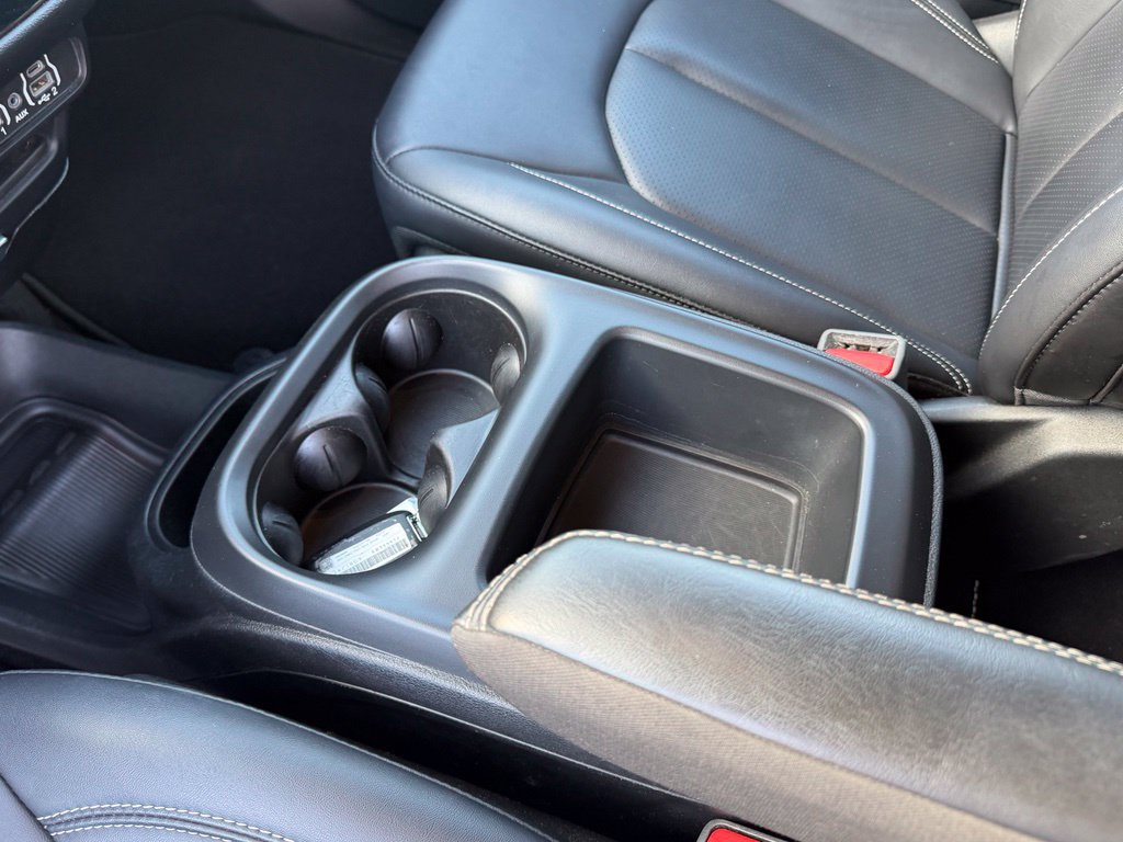Used 2025 Chrysler Pacifica Select FWD image 28