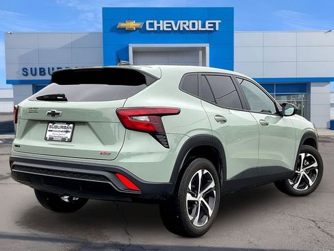 Used 2024 Chevrolet Trax RS FWD image 2