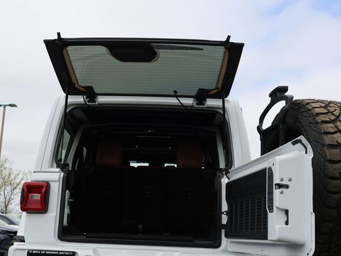 Used 2024 Jeep Wrangler Sahara image 36