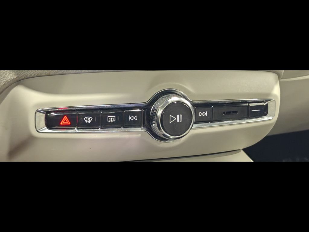 Used 2023 Volvo XC40 B4 Ultimate FWD image 8