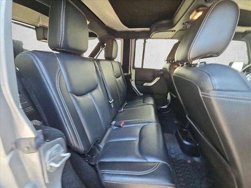 Used 2015 Jeep Wrangler Unlimited Rubicon w/ Connectivity Group AWD/4WD image 18