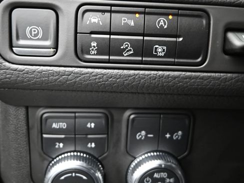 Used 2024 GMC Yukon XL Denali image 22