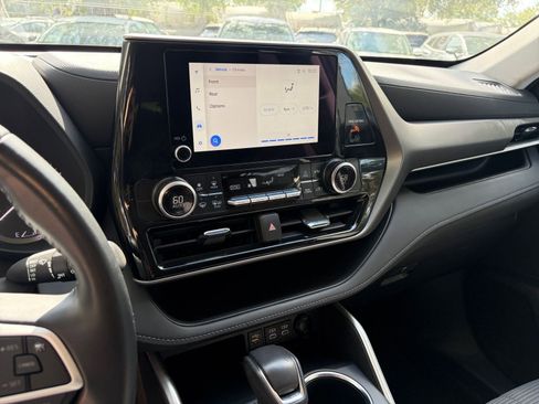 Used 2025 Toyota Highlander LE FWD image 20