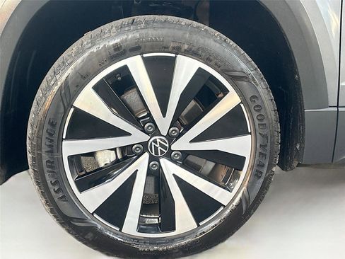Used 2024 Volkswagen Taos SE image 32