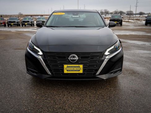 Used 2024 Nissan Altima 2.5 SV image 2