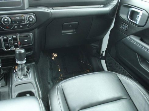 Used 2020 Jeep Gladiator Overland w/ LED Lighting Group image 17