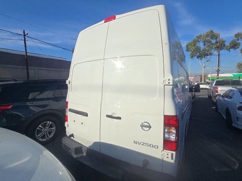 Used 2021 Nissan NV 2500 SV image 3