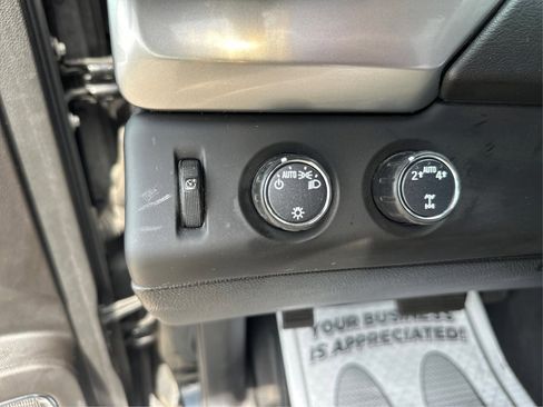 Used 2019 Chevrolet Suburban LT AWD/4WD image 16