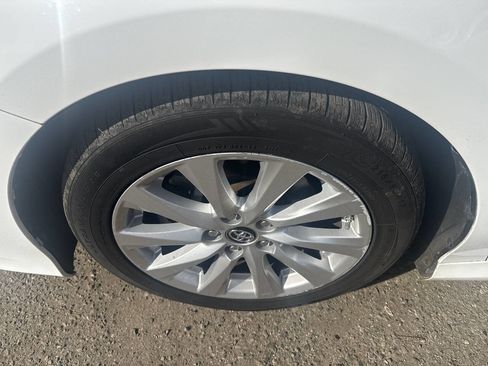 Used 2018 Toyota Camry LE image 6