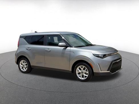 Used 2025 Kia Soul LX w/ LX Technology Package FWD image 2