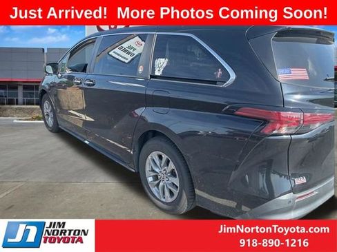 Used 2022 Toyota Sienna XLE FWD image 5