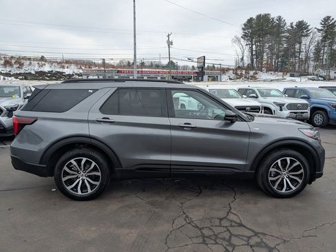 Used 2025 Ford Explorer ST-Line image 9