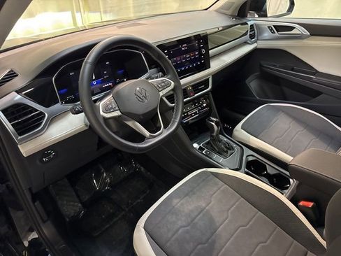 Certified 2025 Volkswagen Taos SE w/ Panoramic Sunroof Package image 25