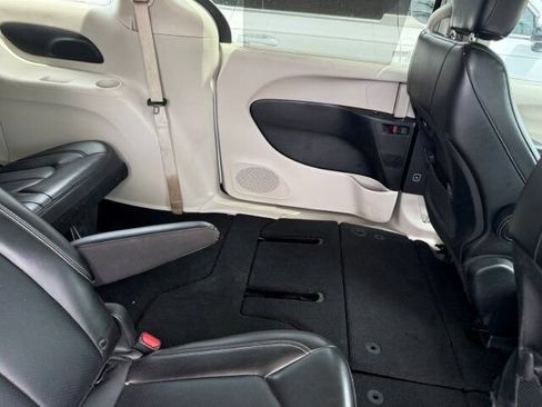 Used 2024 Chrysler Pacifica Touring-L FWD image 14