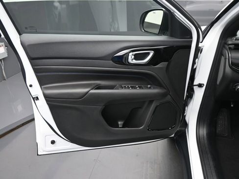 New 2026 Jeep Compass Limited image 12