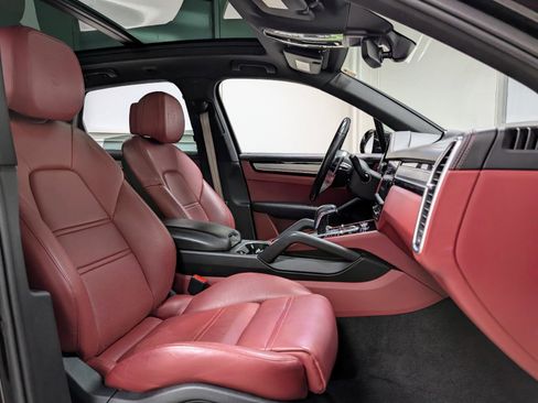 Used 2023 Porsche Cayenne Platinum Edition image 27