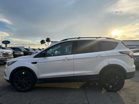 Used 2017 Ford Escape SE w/ Equipment Group 201A AWD/4WD image 2