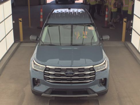 Used 2025 Ford Explorer Active w/ Active Comfort Package AWD/4WD image 2