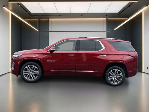 Used 2023 Chevrolet Traverse High Country FWD image 2