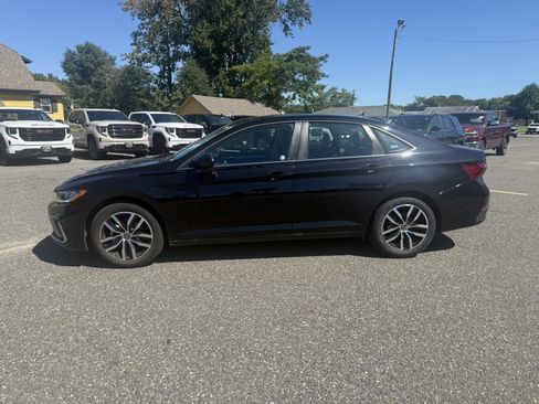 Used 2025 Volkswagen Jetta SE FWD image 6