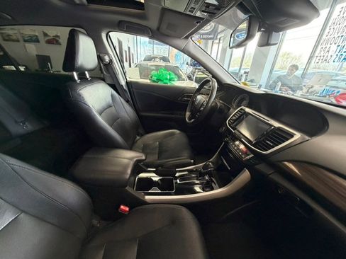 Used 2017 Honda Accord Touring image 32