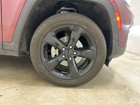 Used 2025 Jeep Grand Cherokee Altitude AWD/4WD image 9