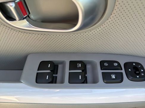 Used 2018 Kia Soul EV + w/ Sun & Fun Package image 19