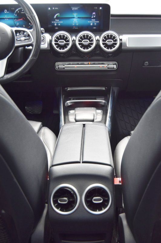 Used 2021 Mercedes-Benz GLB 250 4MATIC w/ Premium Package image 34
