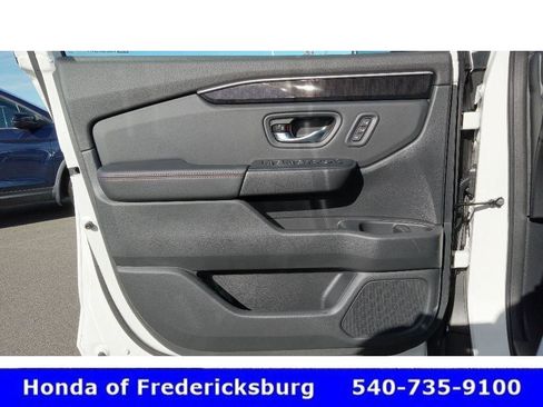 Used 2025 Honda Pilot Black Edition image 27