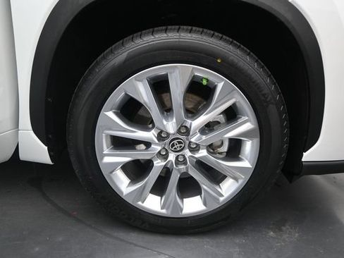 Used 2023 Toyota Highlander Limited FWD image 19