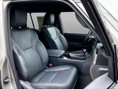 Used 2025 Lexus GX 550 w/ Accessory Package (32) AWD/4WD image 9