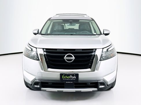 Used 2025 Nissan Pathfinder SL AWD/4WD image 2
