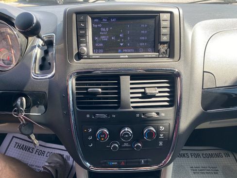 Used 2018 Dodge Grand Caravan SXT image 15