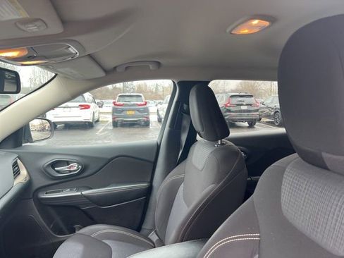 Used 2015 Jeep Cherokee Latitude w/ Comfort/Convenience Group image 8