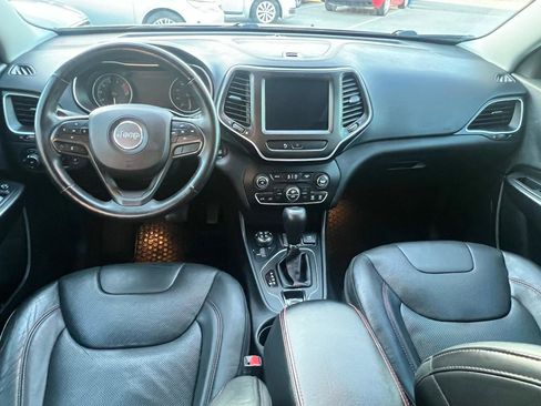 Used 2019 Jeep Cherokee Trailhawk AWD/4WD image 8