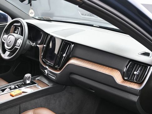 Used 2022 Volvo XC60 B5 Momentum w/ Climate Package image 34