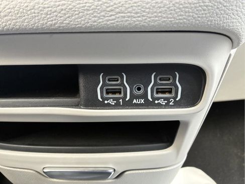 Used 2023 Chrysler Pacifica Touring-L FWD image 28