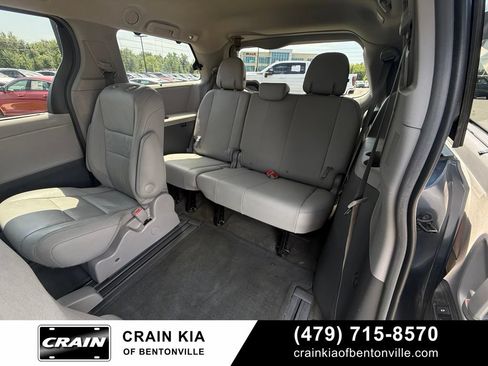 Used 2017 Toyota Sienna XLE w/ XLE Navigation Package FWD image 26