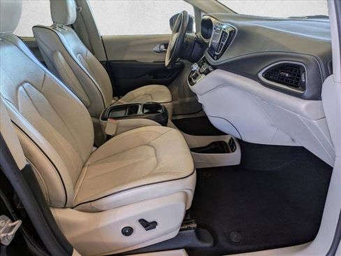 Used 2017 Chrysler Pacifica Platinum image 24