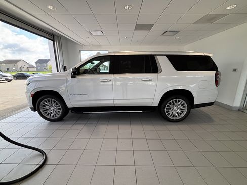 Used 2023 Chevrolet Suburban Premier w/ Advanced Technology Package image 2