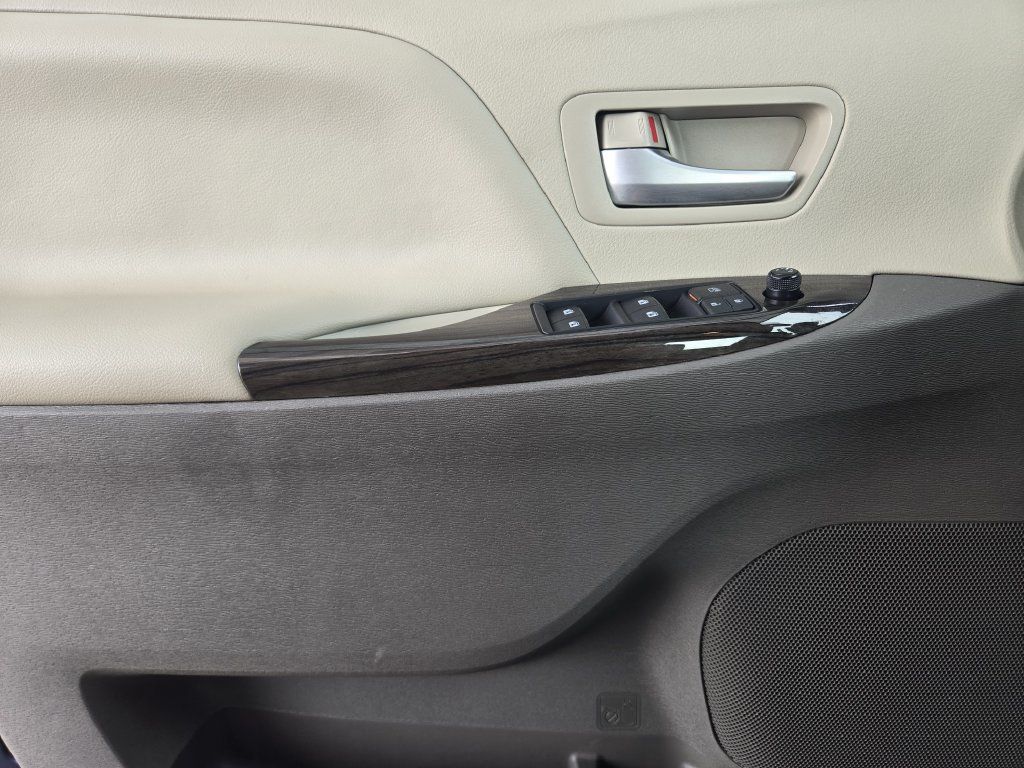 Used 2018 Toyota Sienna XLE w/ XLE Navigation Package FWD image 23